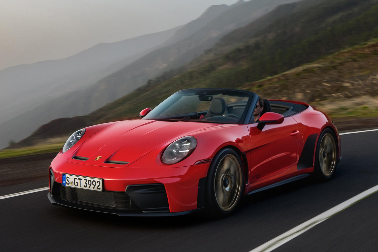 オープンだがスパルタン！　ポルシェ911 GT3に電動ソフトトップモデルが誕生した