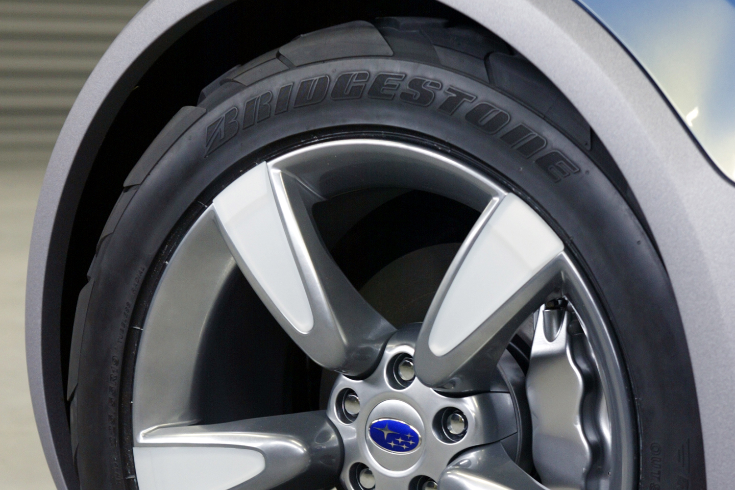 スバルB9スクランブラーのホイールまわり 〜 画像4