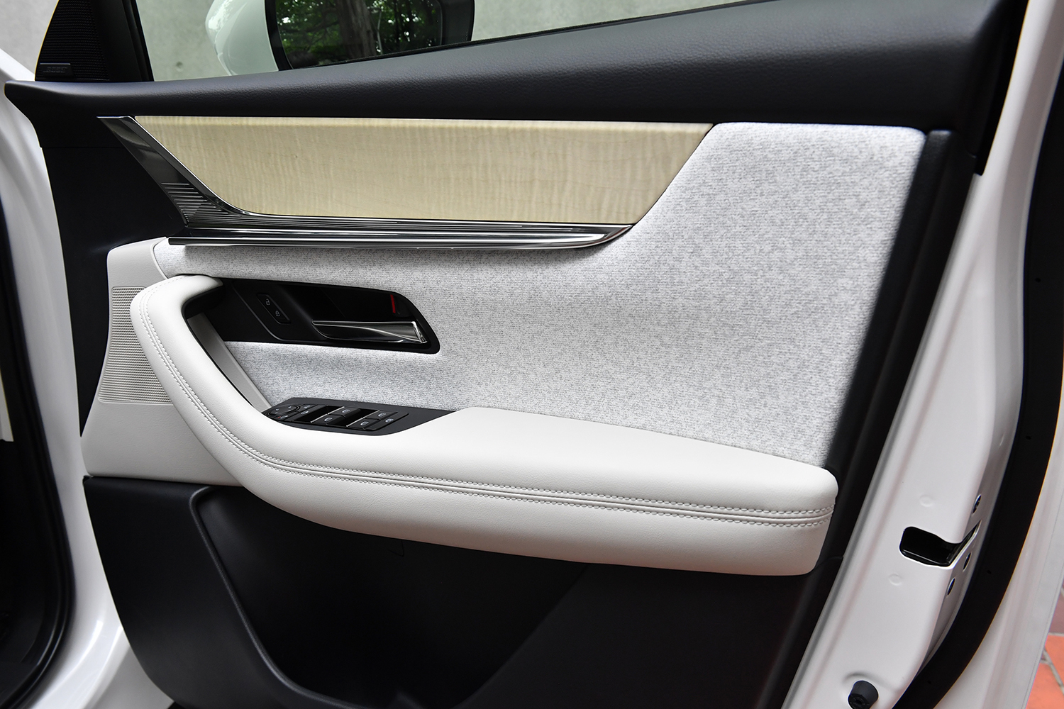 複数素材を組み合わせたドアパネル内張り