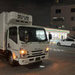 スイーツも弁当もパンもドリンクも一緒に配送！　よく考えるとコンビニのトラックって荷台の中はどうなってる？