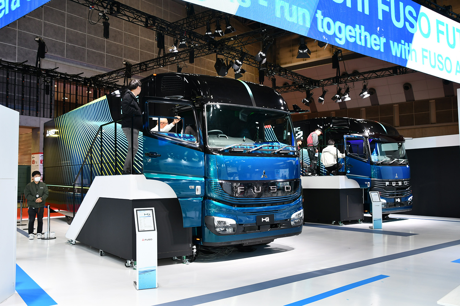 スーパーグレートベースの燃料電池トラックと水素燃焼エンジン車