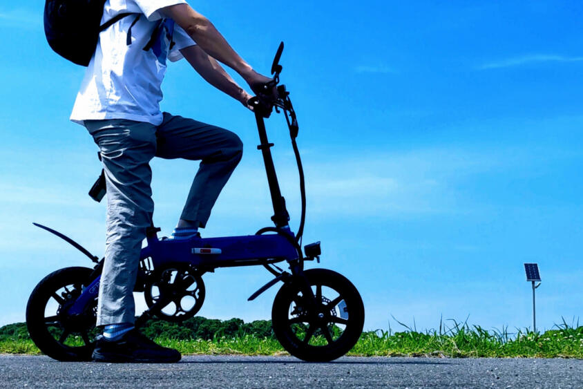 電動アシスト自転車のつもりで乗ってたら「違反」ってこともある！　似て非なる「ペダル付き電動バイク」に要注意