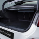 【画像】メルセデス・ベンツ新型Ｃクラスが完全刷新でBEVを投入！　デビュー済みのBMW i3とガチバトル開始!! 〜 画像8