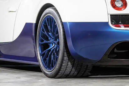 軽自動車のタイヤを２本並べてもまだ足りない！　量産車の「超極太タイヤ」ランキングを調べてみた