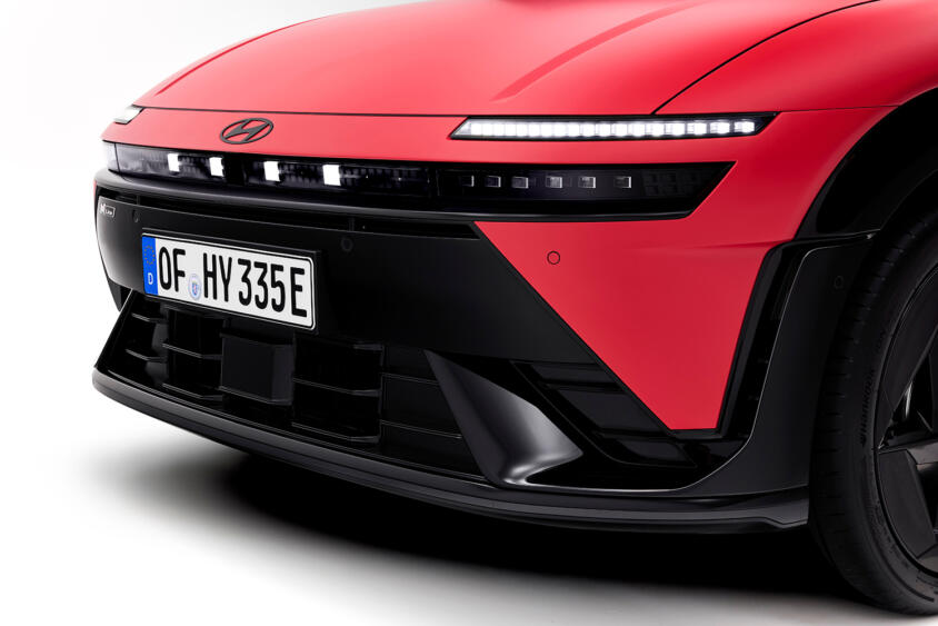 本当の日本キラーはコイツか!?　韓国ヒョンデの「IONIQ 3」が日本市場の「売れ筋」にドンピシャだった