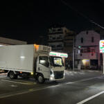 【画像】ガラガラでも止められる枠が決まっている！　知られざる「コンビニ配送トラック」の搬入事情 〜 画像1