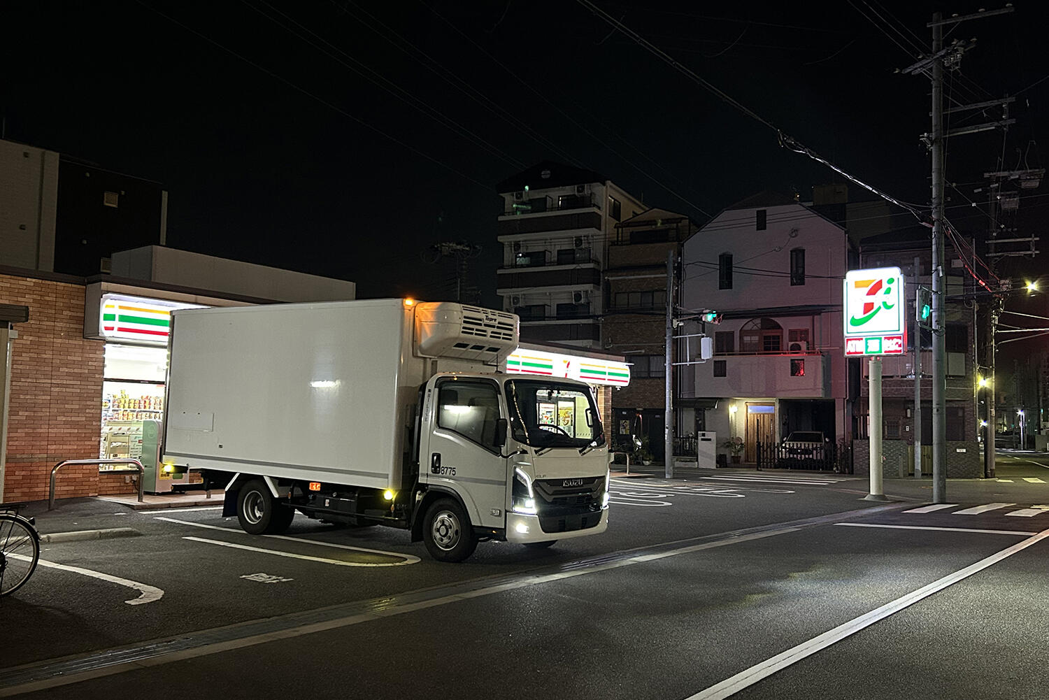 コンビニで待機するトラック