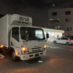 ガラガラでも止められる枠が決まっている！　知られざる「コンビニ配送トラック」の搬入事情