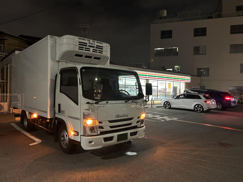 ガラガラでも止められる枠が決まっている！　知られざる「コンビニ配送トラック」の搬入事情