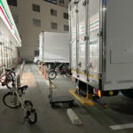 【画像】ガラガラでも止められる枠が決まっている！　知られざる「コンビニ配送トラック」の搬入事情 〜 画像3