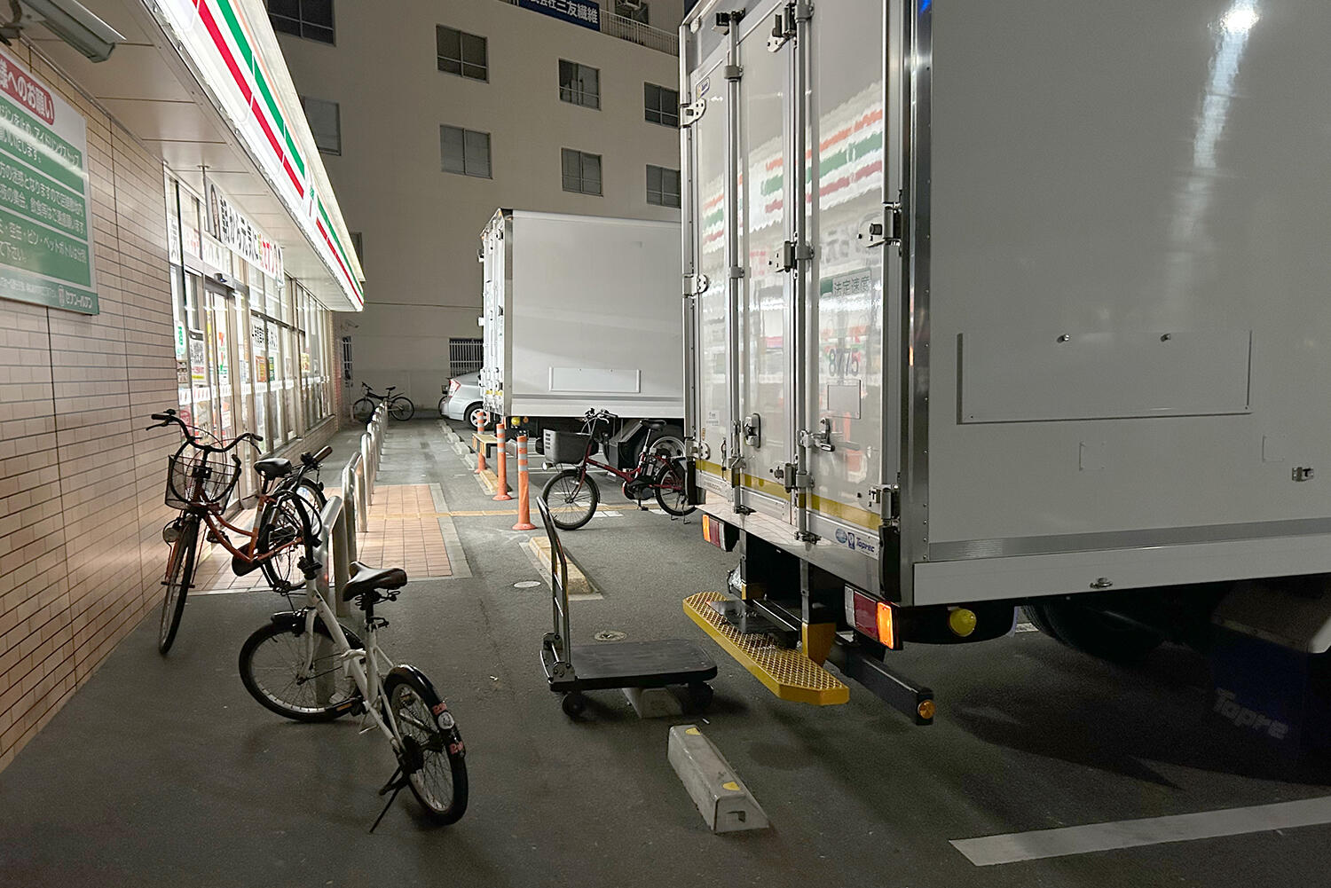 コンビニトラックの搬入場所