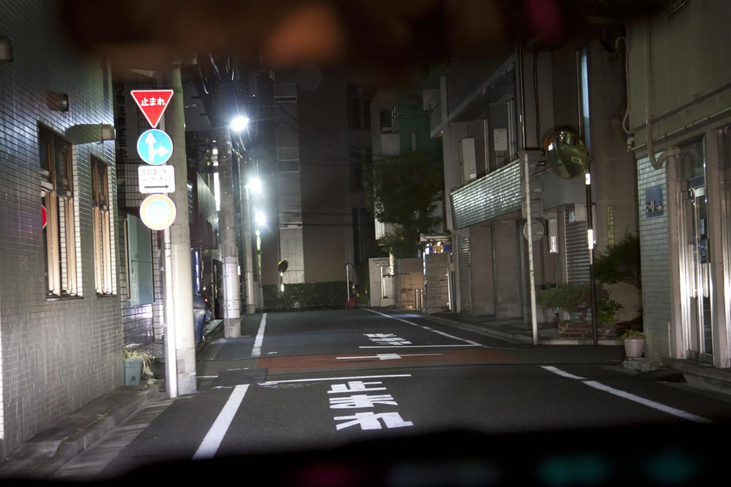 夜間運転のイメージ