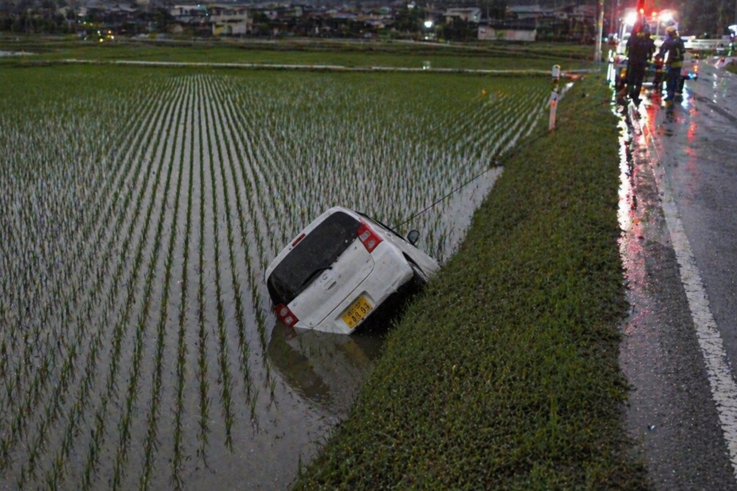 田んぼに落ちたクルマのイメージ