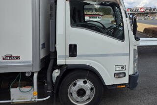 トラックのキャビンと荷室の間が空いているワケ