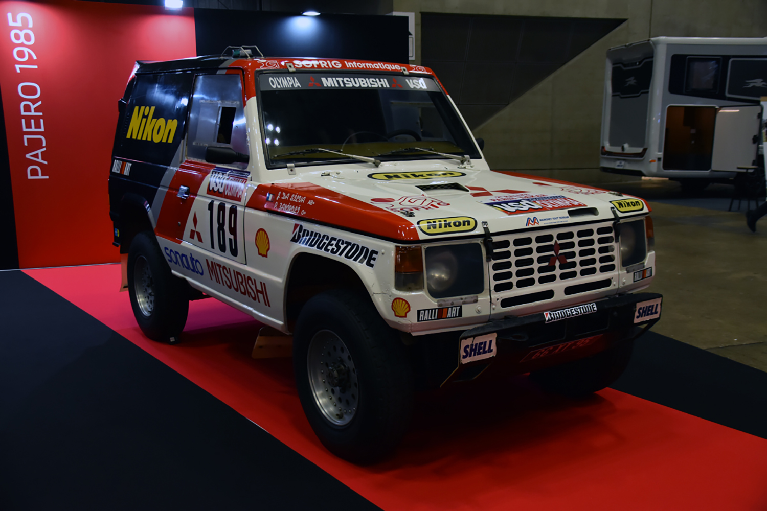 オートモビルカウンシルの三菱ブースに展示されたダカールラリーに参戦したパジェロ