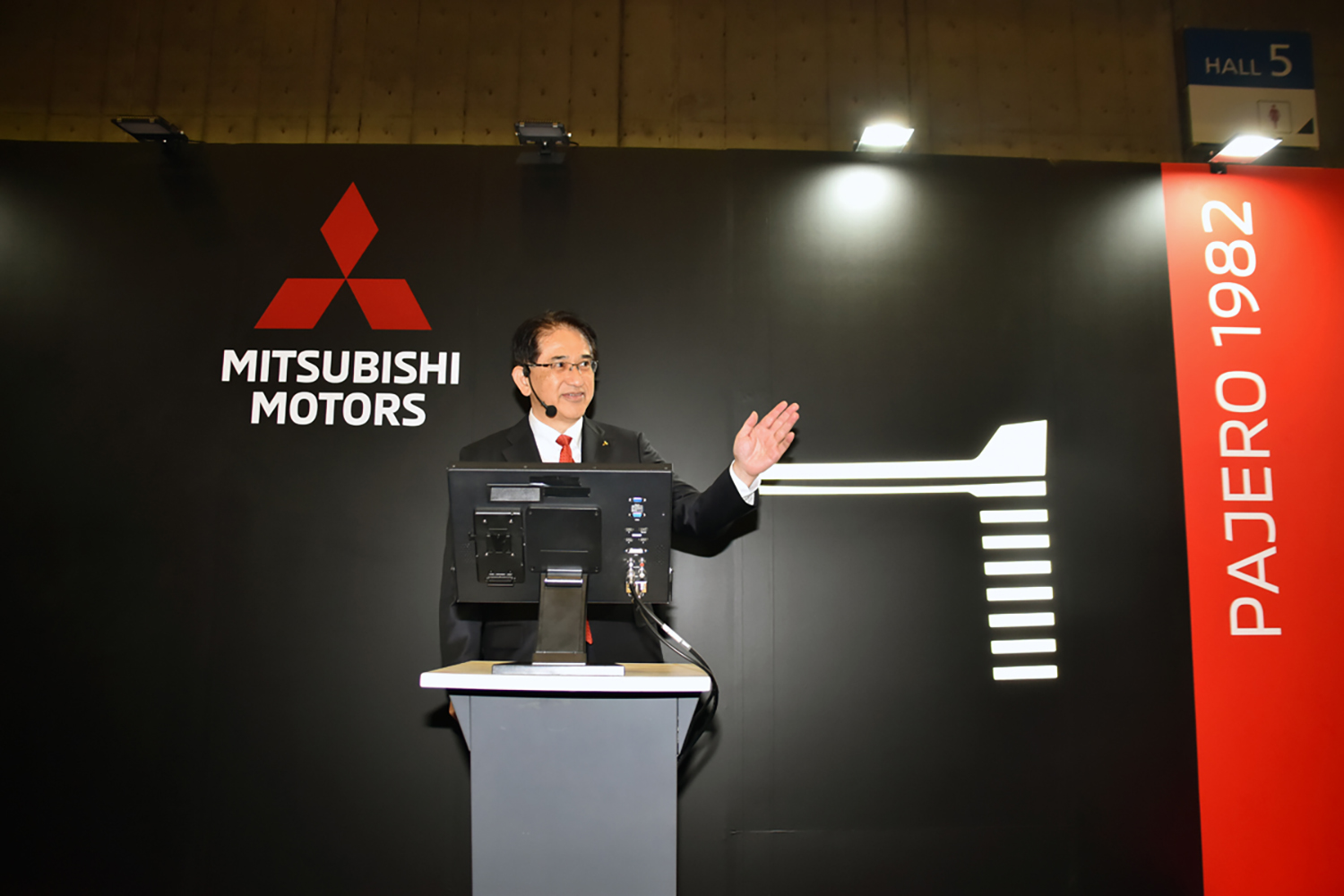 オートモビルカウンシルの三菱ブースで展示車を紹介する岸浦社長