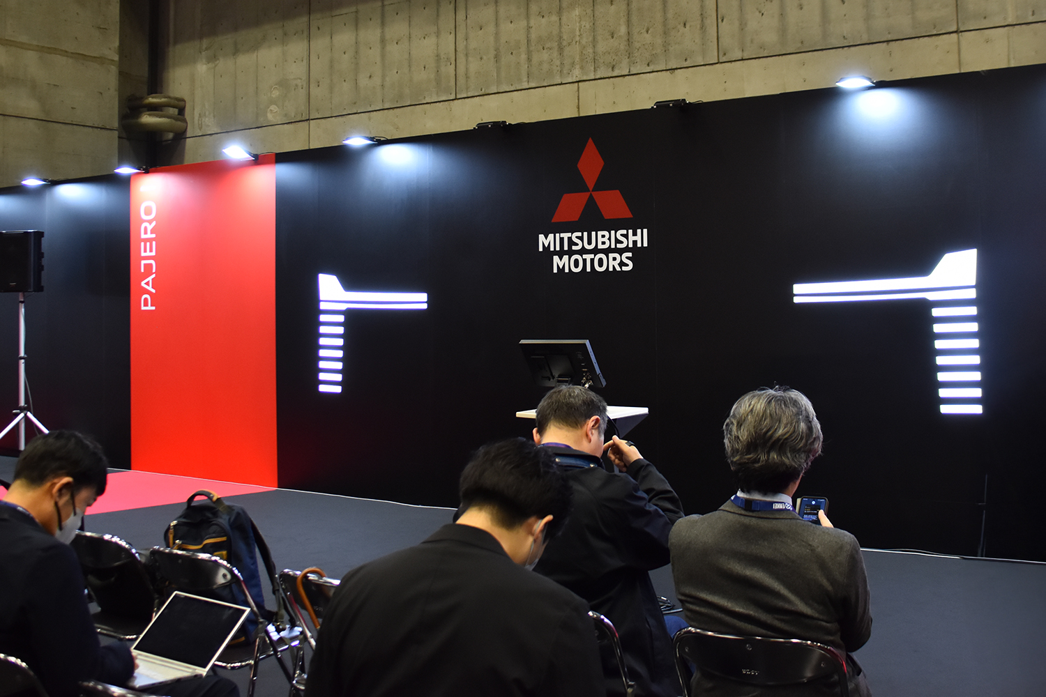 オートモビルカウンシルの会見前の三菱ブース