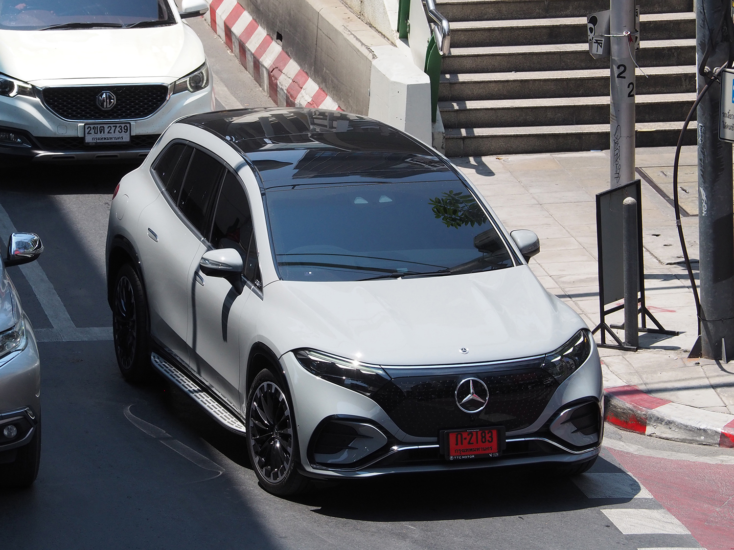 バンコクを走るメルセデス・ベンツのEV