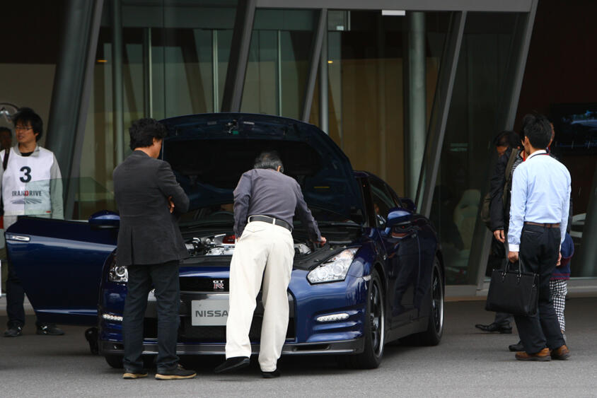 カタログマニア！　推しの女性フタッフ目当て！　ちょっと乗ってみたいだけ！　新車ディーラーは「冷やかし客」をしっかり判別していた