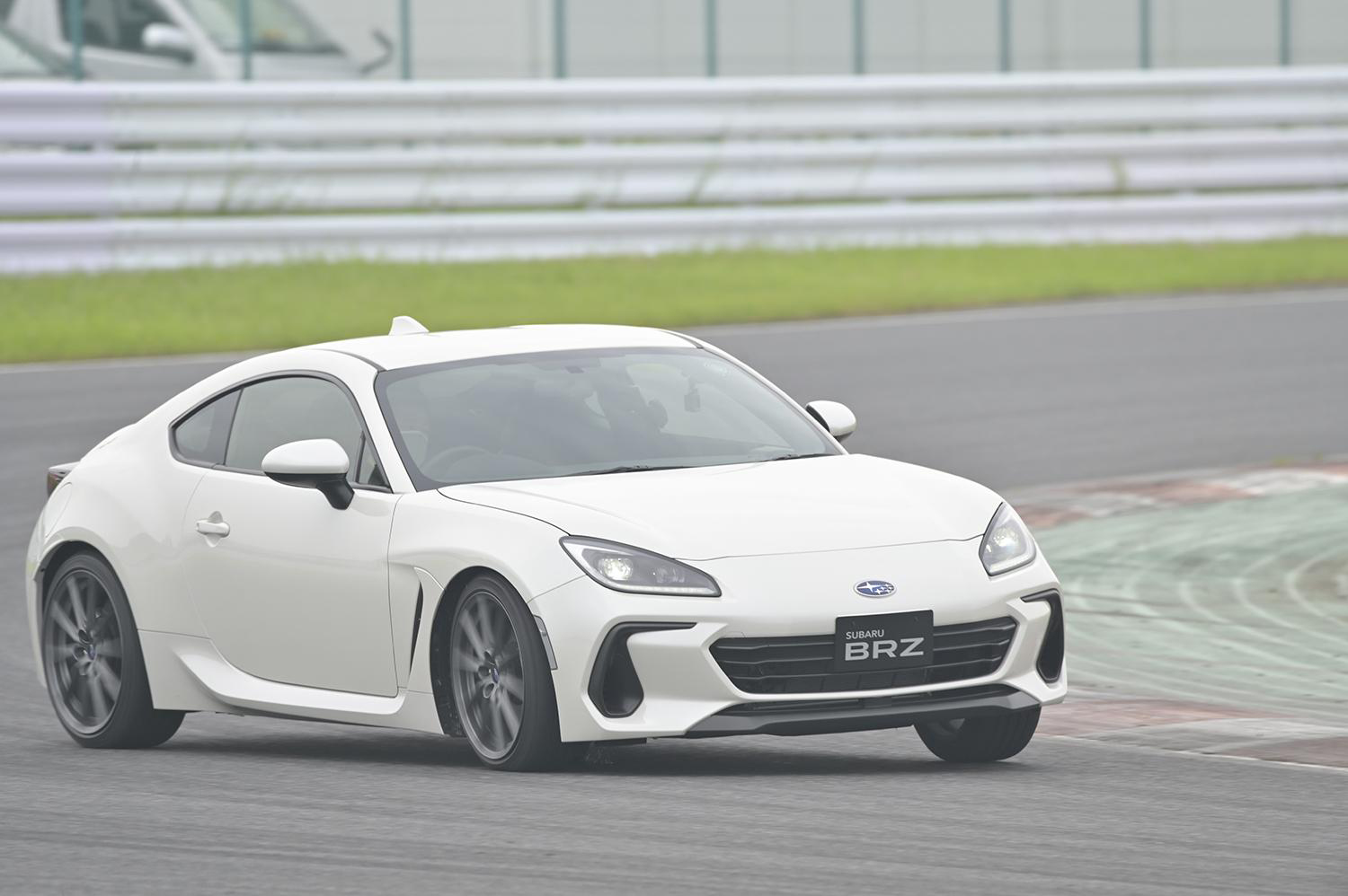 ロールしながら走るスバル BRZ