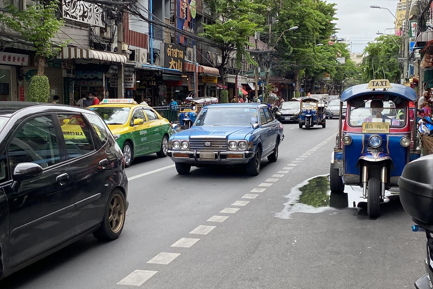 タイを走る乗用車のイメージ
