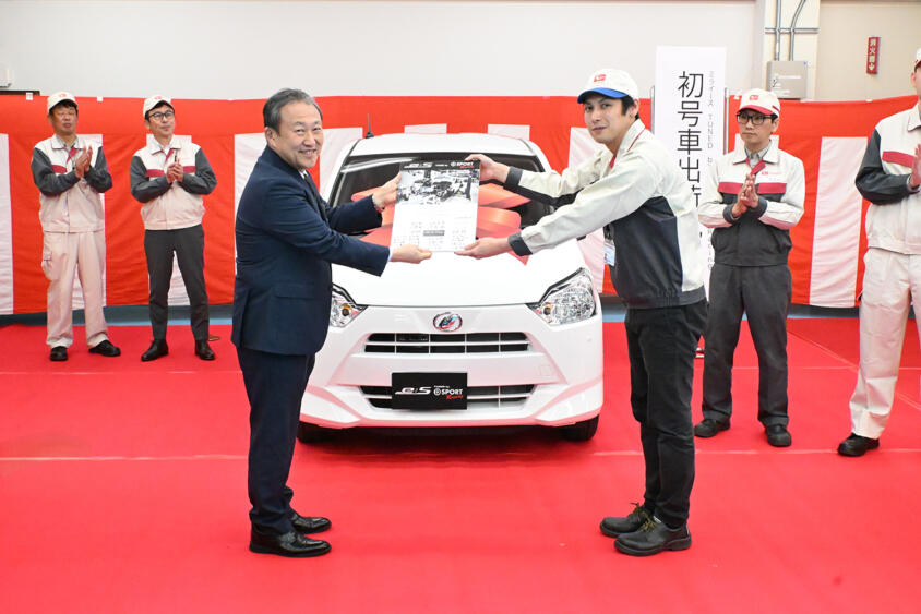 100台限定車に4400人が殺到した「ミライース tuned by D-SPORT Racing」！　ダイハツ本社の１号車出荷式に潜入!!