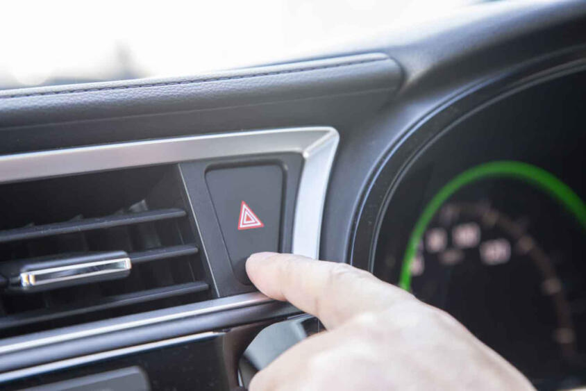 運転教本にも標識にも書いてあるワケじゃない「サンキューハザード」！　いつどこから広まった？
