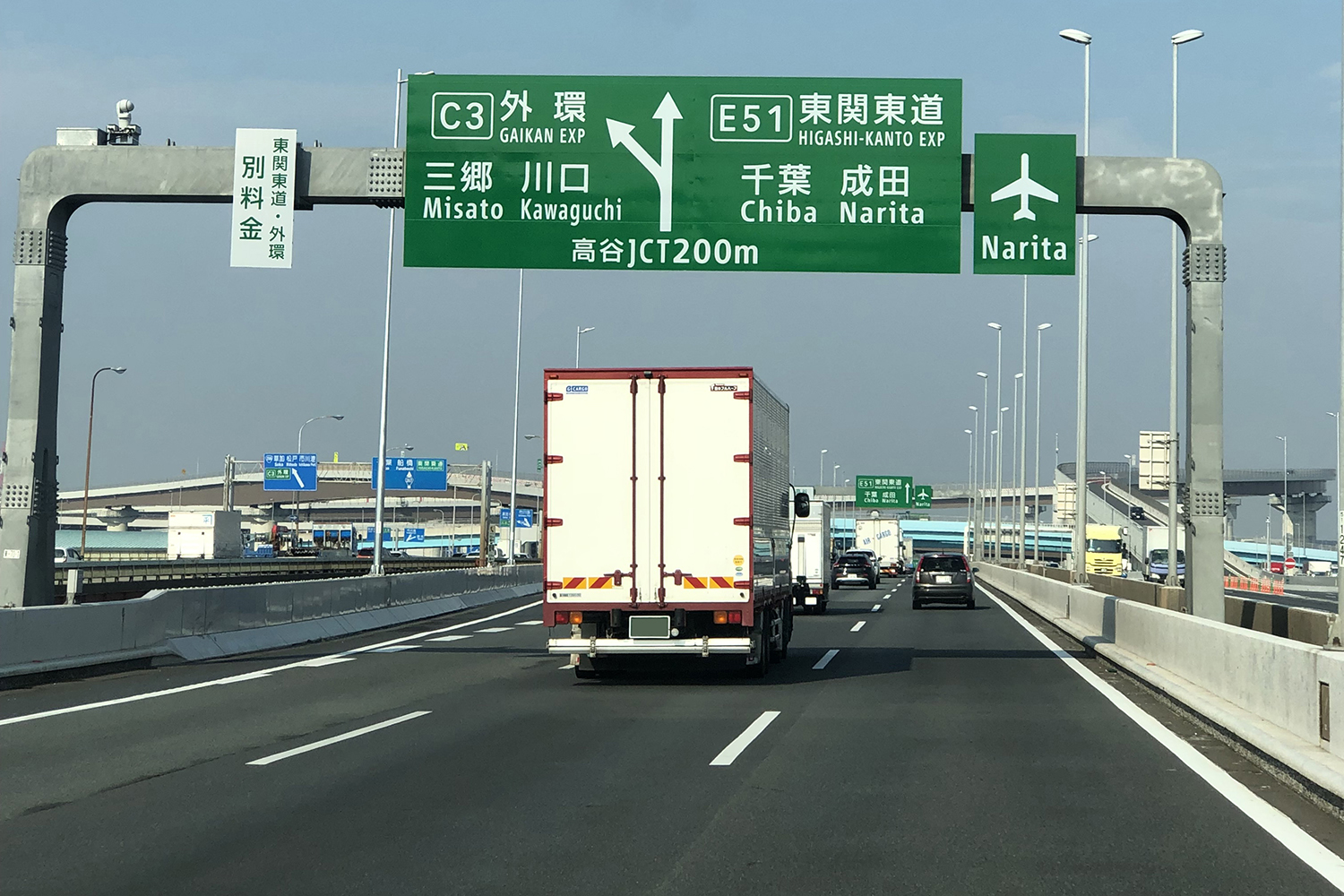 高速道路を走るトラックのイメージ