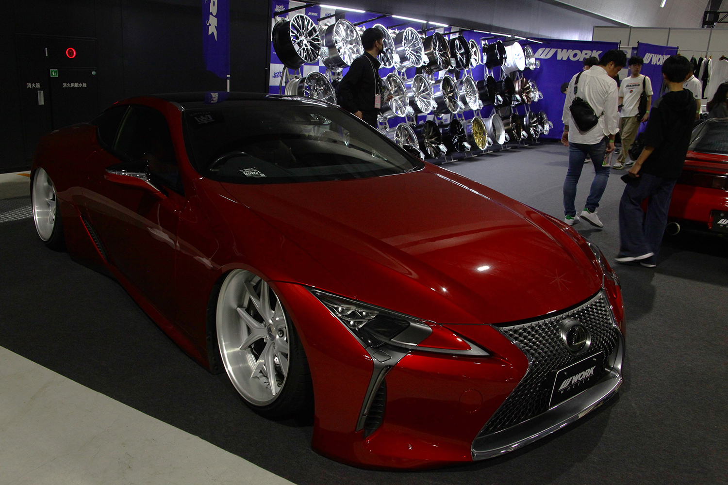 GNOSIS RXSを履いたレクサスLC