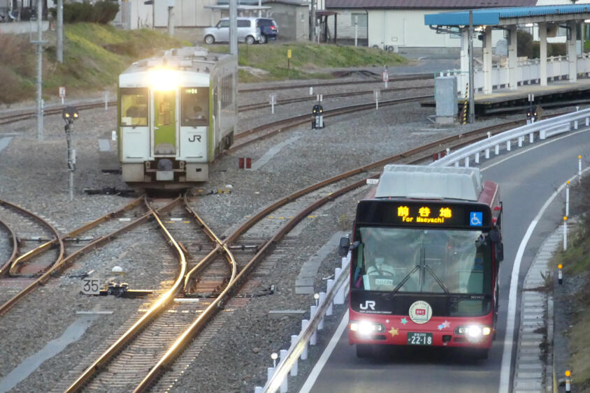 鉄道とバスのいいとこ取り……だが課題もアリ！　いま注目を集める「BRT」とは