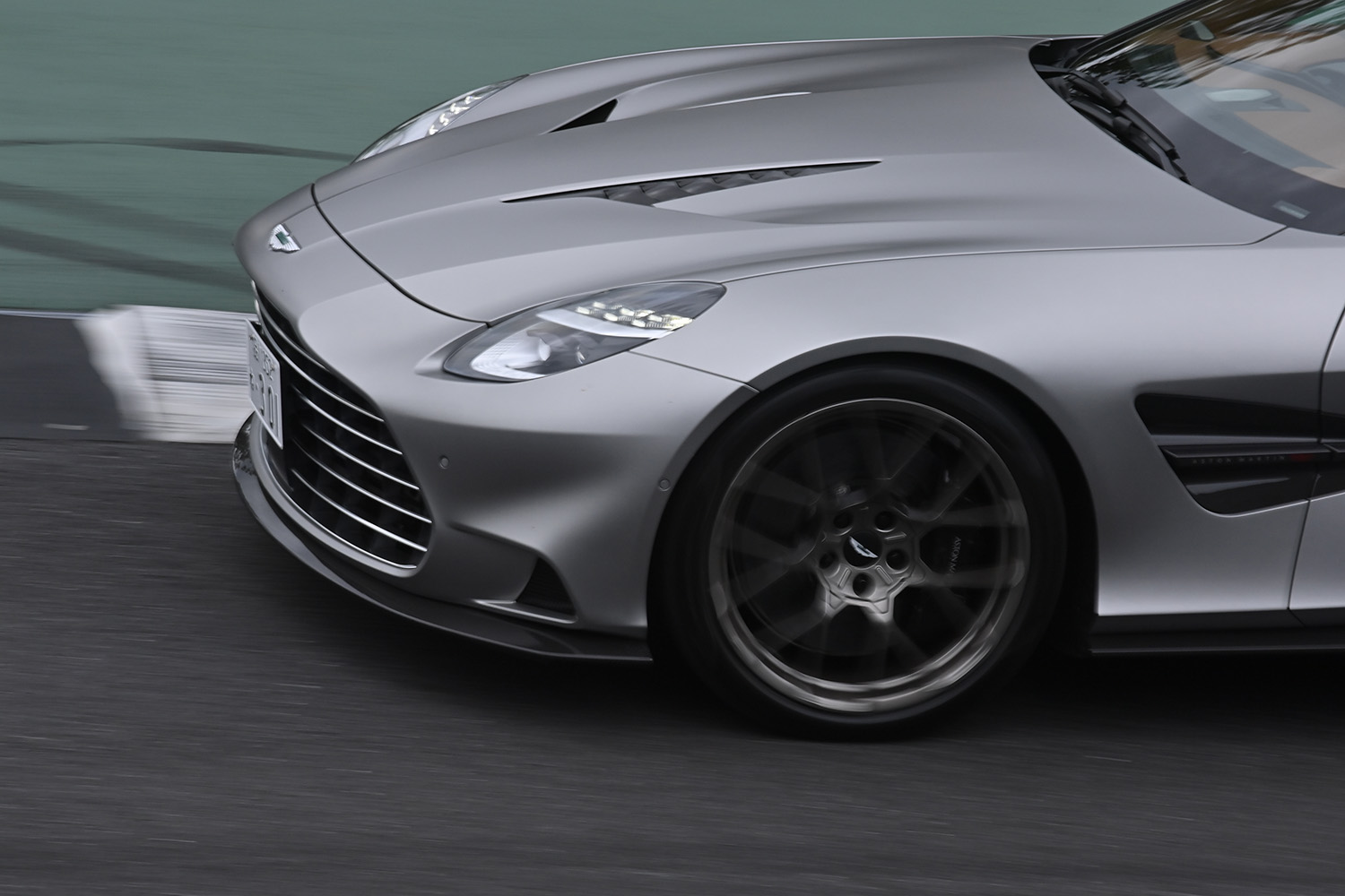 アストンマーティン「ヴァンテージS」「DBX S」「DB12 S」の超絶怒涛のパフォーマンスに脱帽 〜 画像72