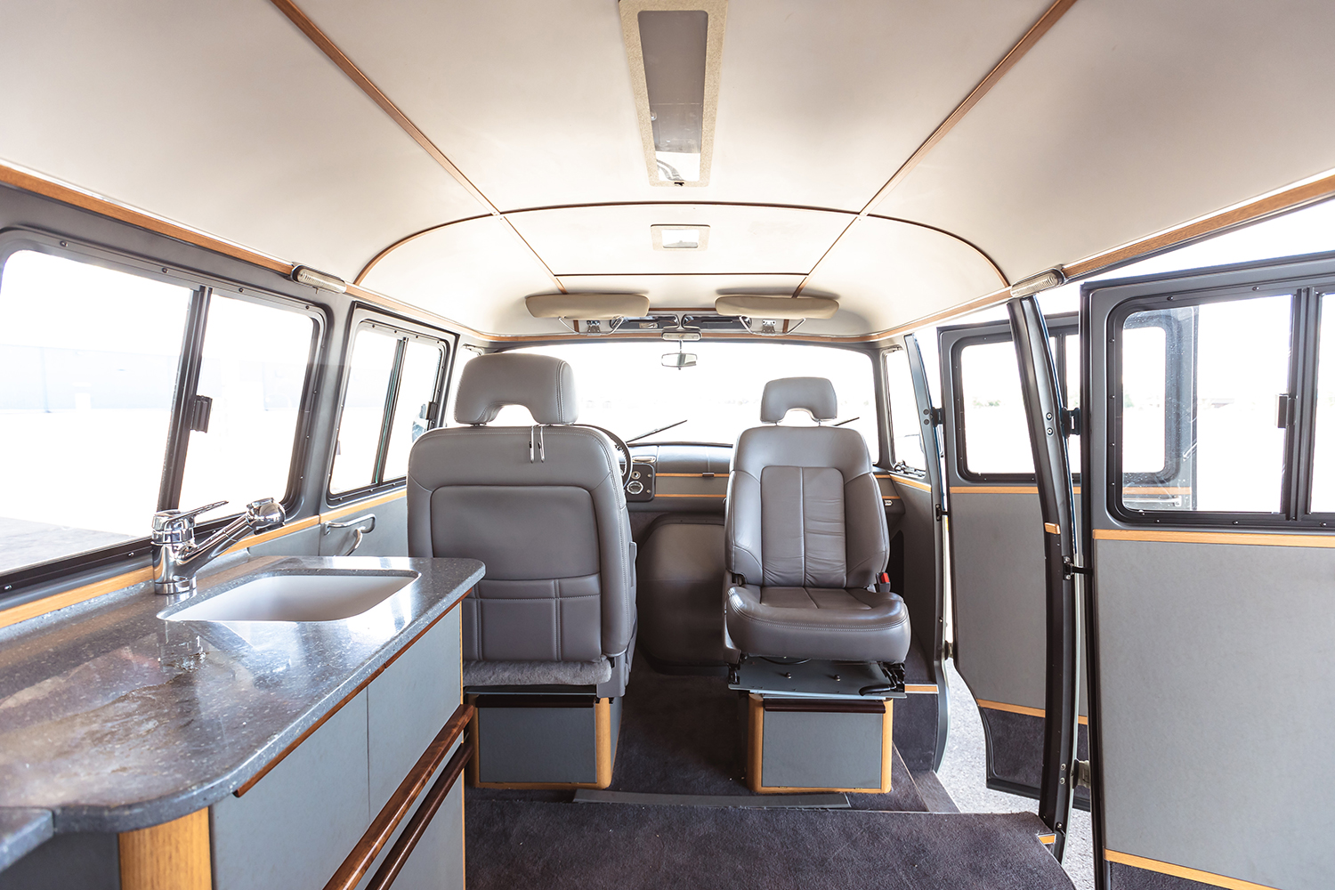 メルセデス・ベンツ O319の車内