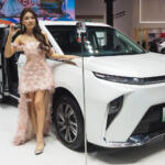 【画像】クルマを囲んで若い女性が話しまくる異様な光景！　メーカーお抱えのインフルエンサーだらけになった北京モーターショー 〜 画像5