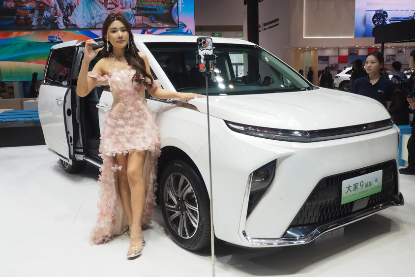 クルマを囲んで若い女性が話しまくる異様な光景！　メーカーお抱えのインフルエンサーだらけになった北京モーターショー