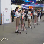 【画像】クルマを囲んで若い女性が話しまくる異様な光景！　メーカーお抱えのインフルエンサーだらけになった北京モーターショー 〜 画像4