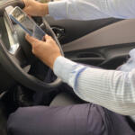 【画像】スマホを手にしただけなのに……操作してないのに数万円の反則金！　運転中は「例外」を除いて「触らない」が正解だった 〜 画像1