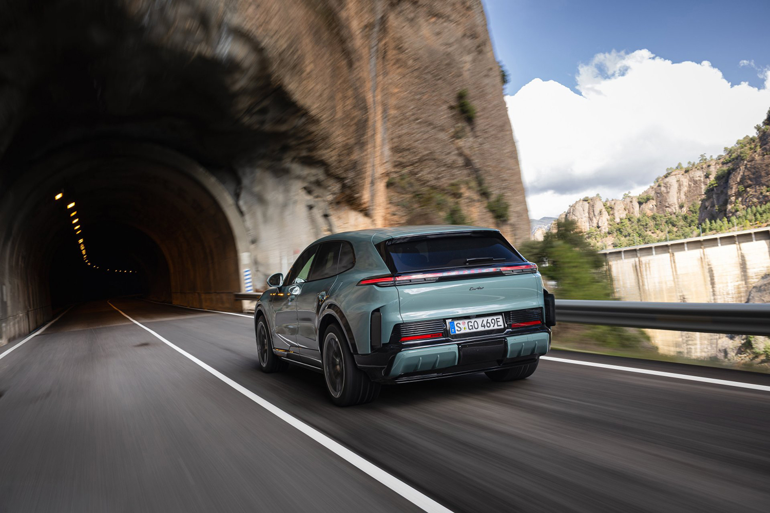 ポルシェ・カイエンElectricの走行シーン