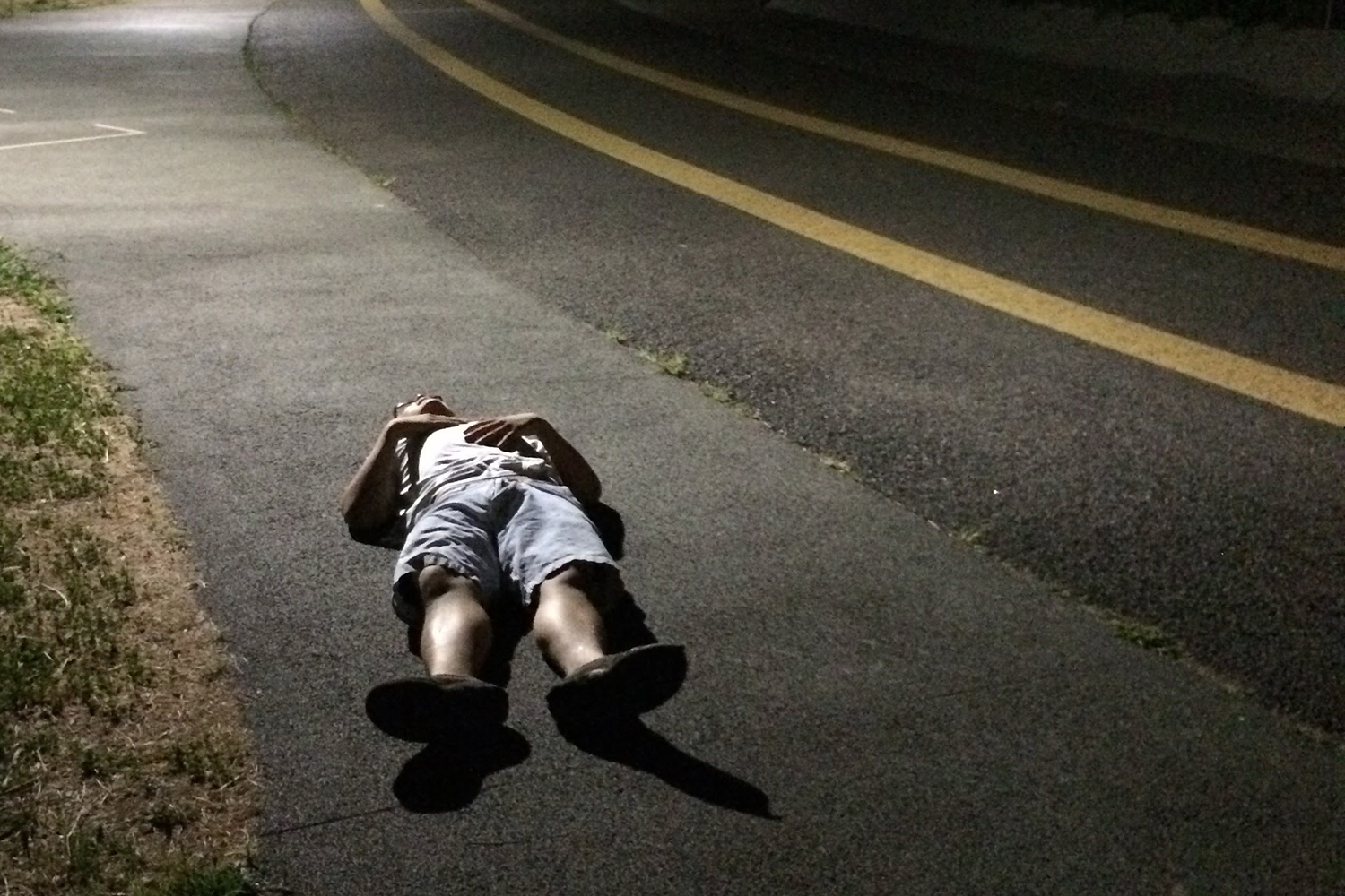 道路に寝込んでしまった人物