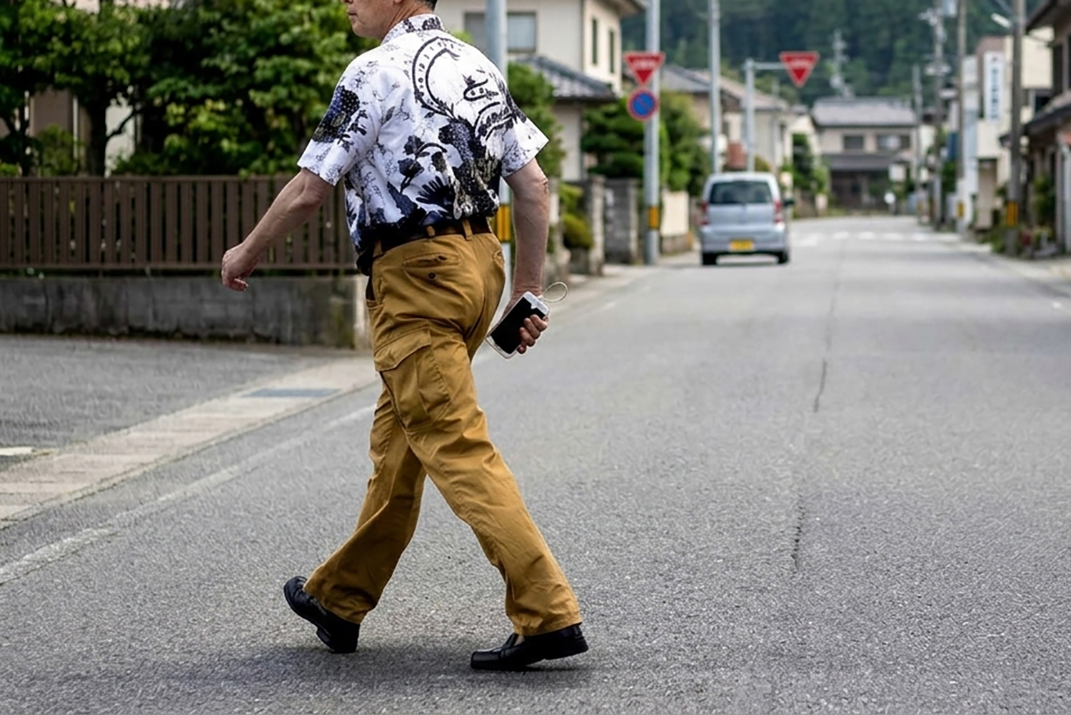 横断歩道のない道路をわたる歩行者