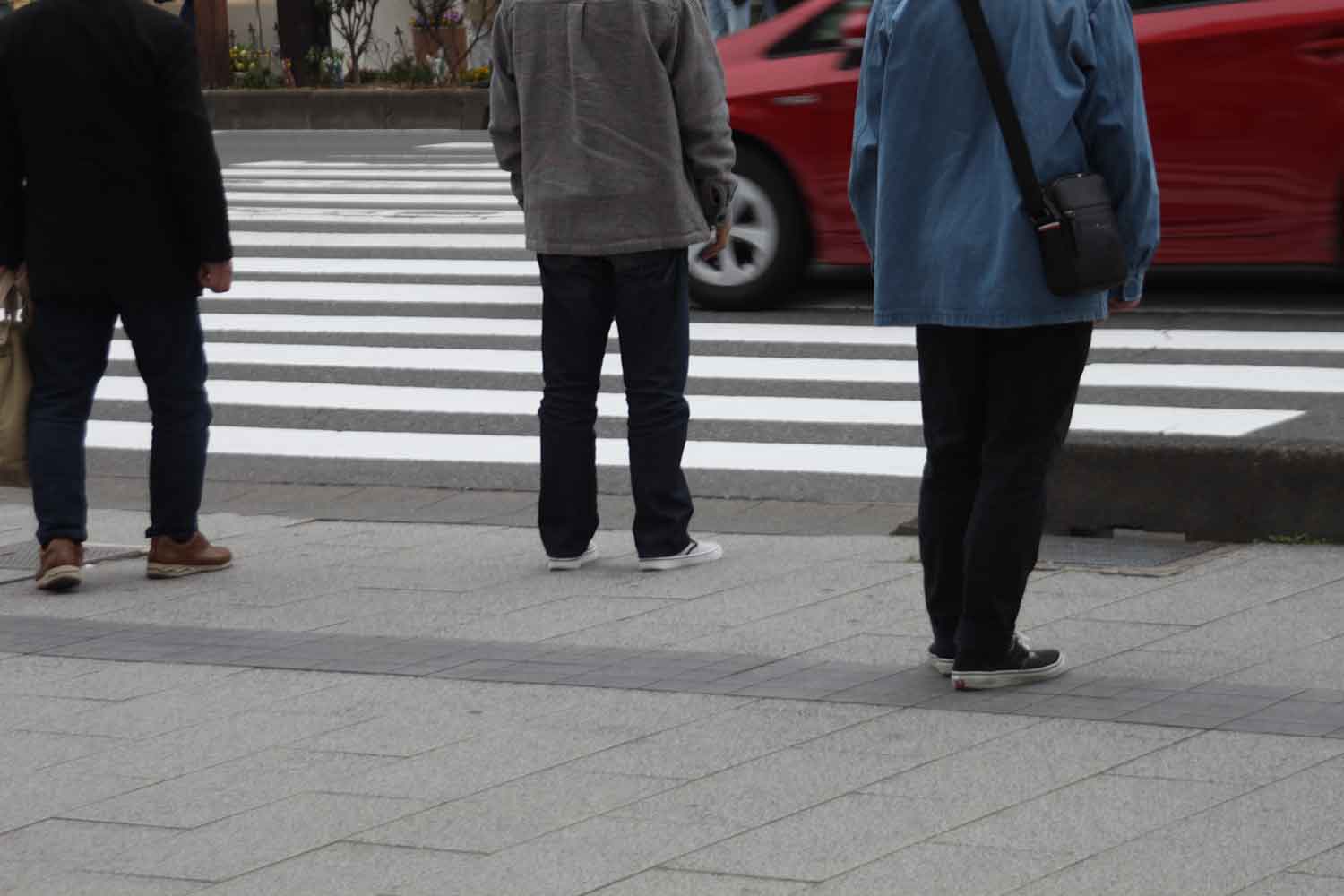 青信号になるのを待つ歩行者