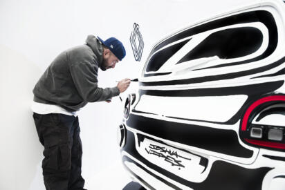 平面の「絵」かとおもったら実車なの!?　ルノー・トゥインゴの「錯覚アートカー」は脳がバグること確実!!