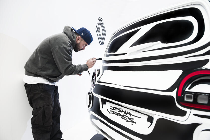 平面の「絵」かとおもったら実車なの!?　ルノー・トゥインゴの「錯覚アートカー」は脳がバグること確実!!