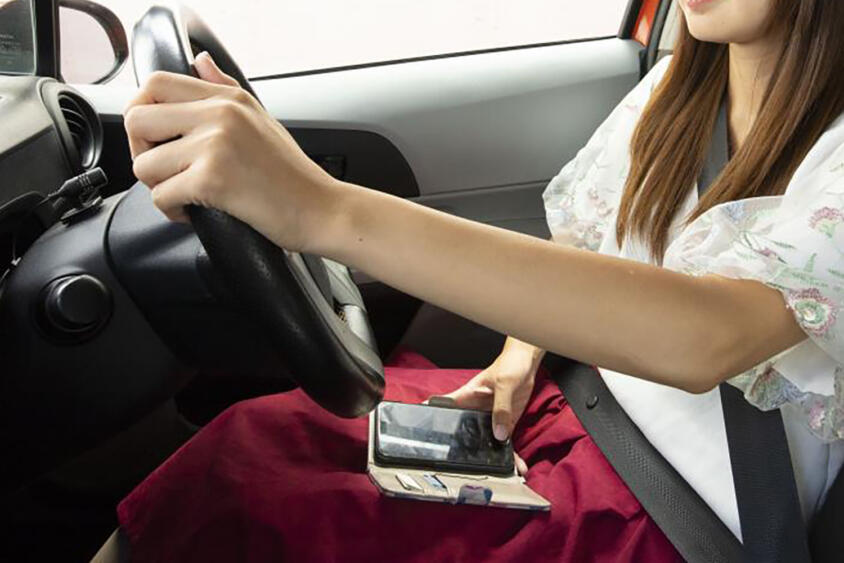 スマホを手にしただけなのに……操作してないのに数万円の反則金！　運転中は「例外」を除いて「触らない」が正解だった