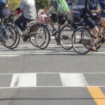 【画像】歩行者なら一時停止するけど自転車って車両でしょ？　横断歩道を乗ったまま渡る自転車にクルマは譲る必要があるのか 〜 画像2