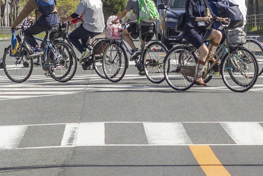 歩行者なら一時停止するけど自転車って車両でしょ？　横断歩道を乗ったまま渡る自転車にクルマは譲る必要があるのか
