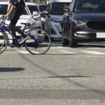 【画像】歩行者なら一時停止するけど自転車って車両でしょ？　横断歩道を乗ったまま渡る自転車にクルマは譲る必要があるのか 〜 画像3