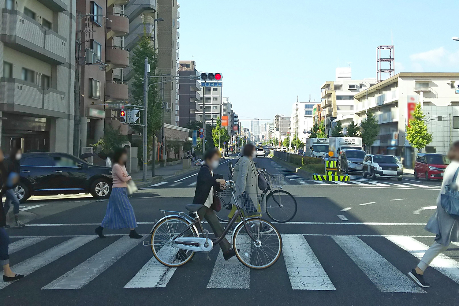 横断歩道を渡る自転車