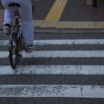 【画像】歩行者なら一時停止するけど自転車って車両でしょ？　横断歩道を乗ったまま渡る自転車にクルマは譲る必要があるのか 〜 画像6