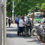 【画像】歩行者なら一時停止するけど自転車って車両でしょ？　横断歩道を乗ったまま渡る自転車にクルマは譲る必要があるのか 〜 画像7