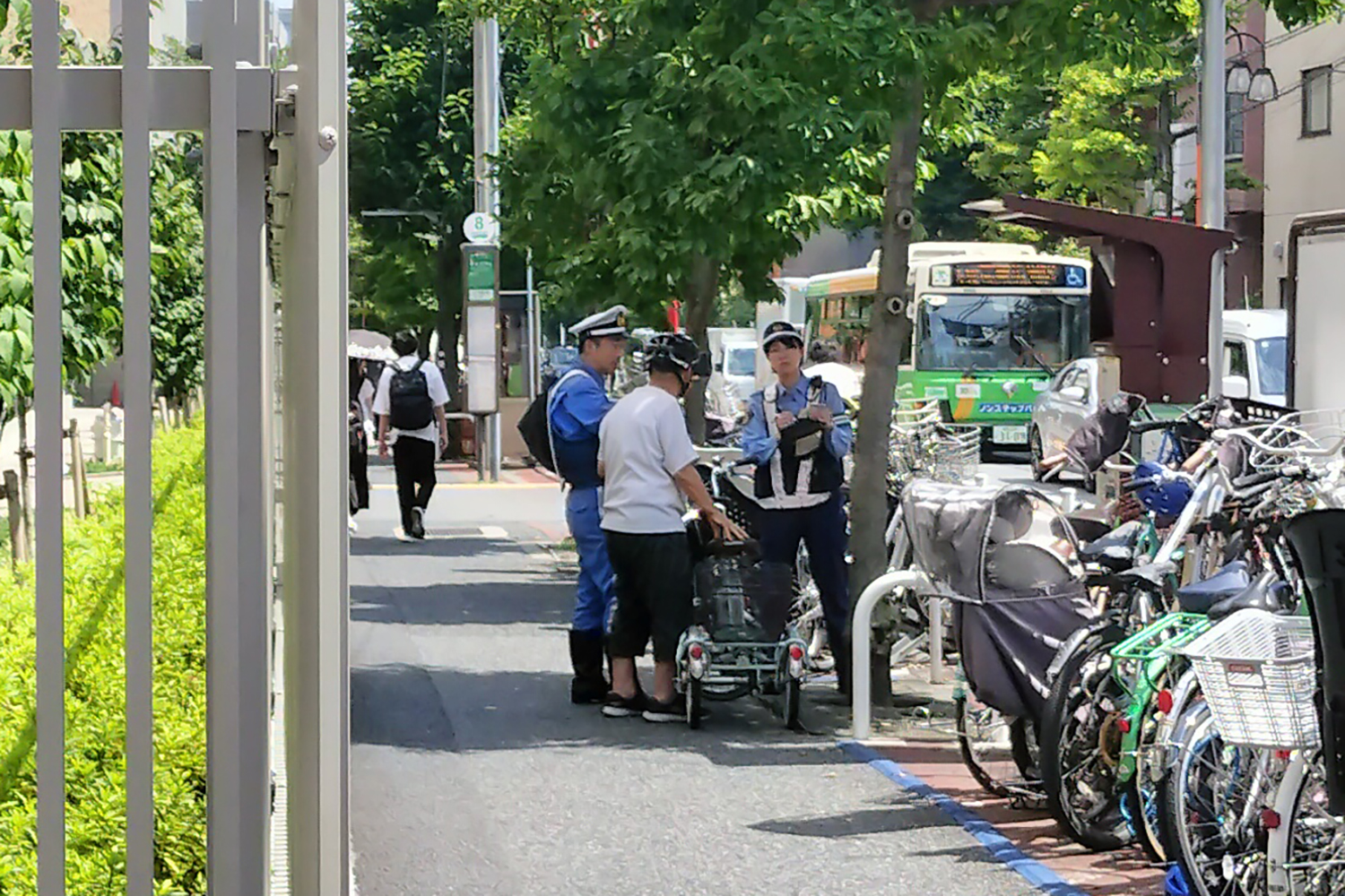 自転車を取り締まる警察官